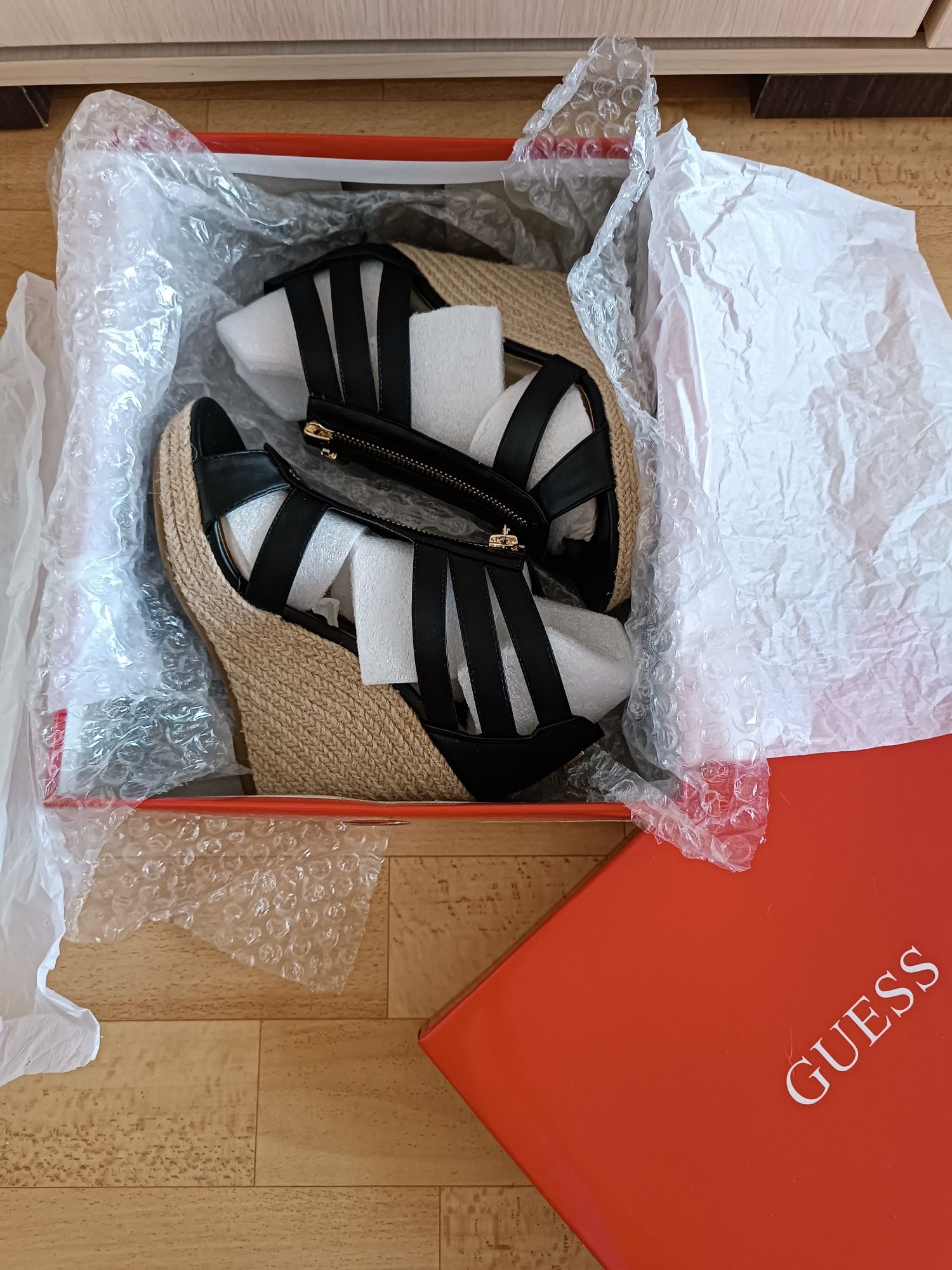 Взуття на танкетці Guess