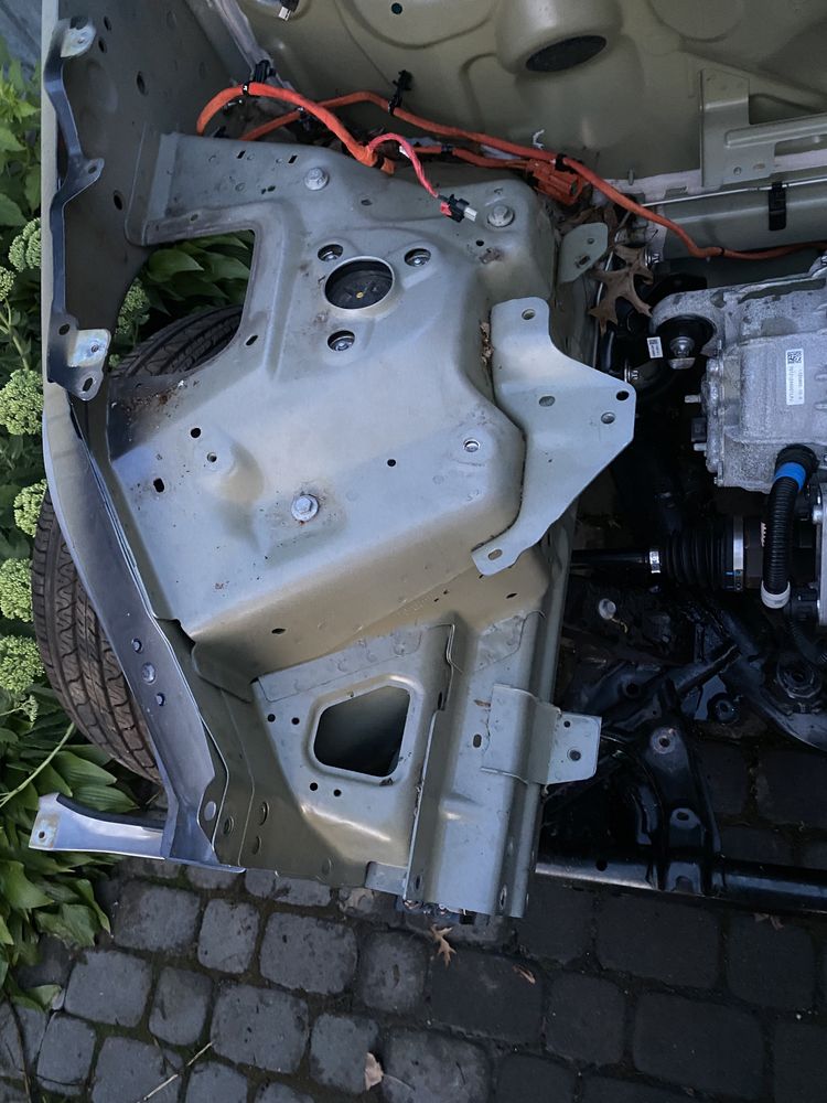 Четверть передня права, ліва Tesla model Y 2021