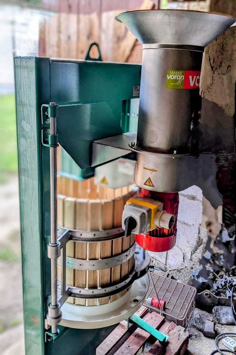 Prasa hydrauliczna, koszowa do tłoczenia soku z owoców.