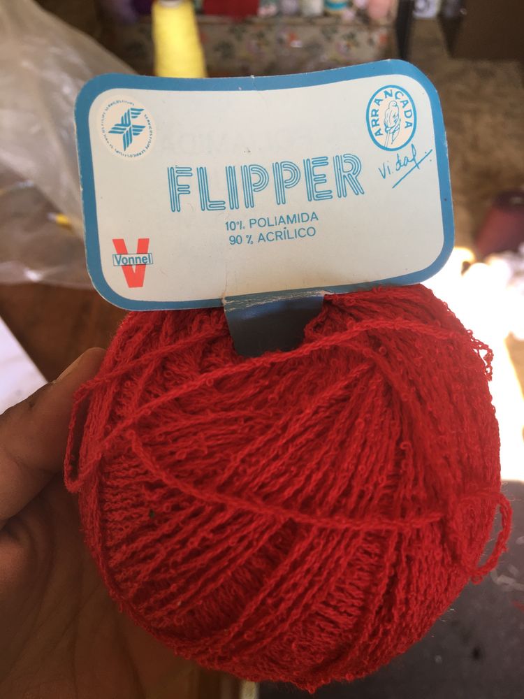 Novelos “Flipper” vermelhos, 50 gr, 90% acrílico, 10% poliamida