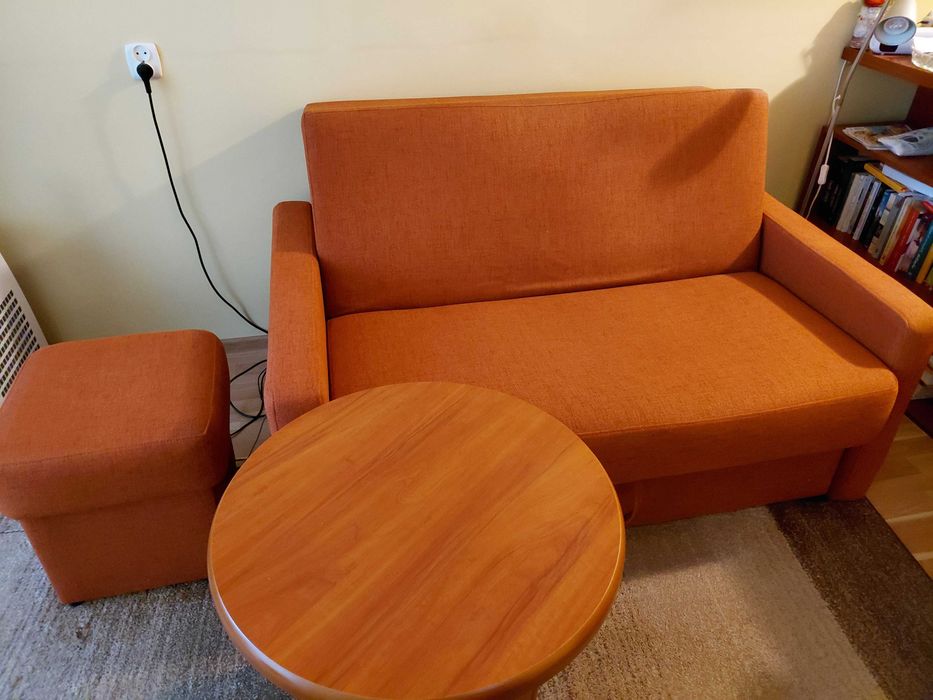 Oddam za darmo sofę rozkładaną , pufę,  mały stolik. Odbiór osobisty.