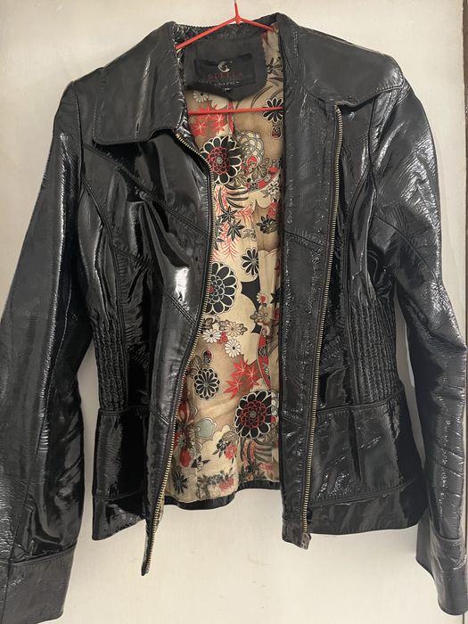 Продаю жіночу шкіряну лакову курточку!
