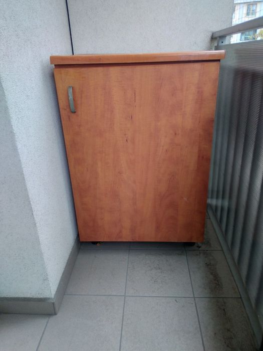 Drewniana szafka gospodarcza lub na buty.