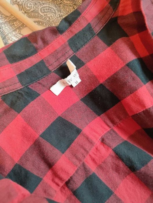 Czerwono czarna koszula w kratę