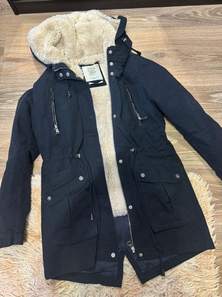 Продам куртку зимнюю bershka