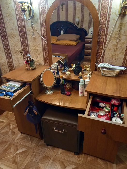 Песочін . Продам туалетний столік!