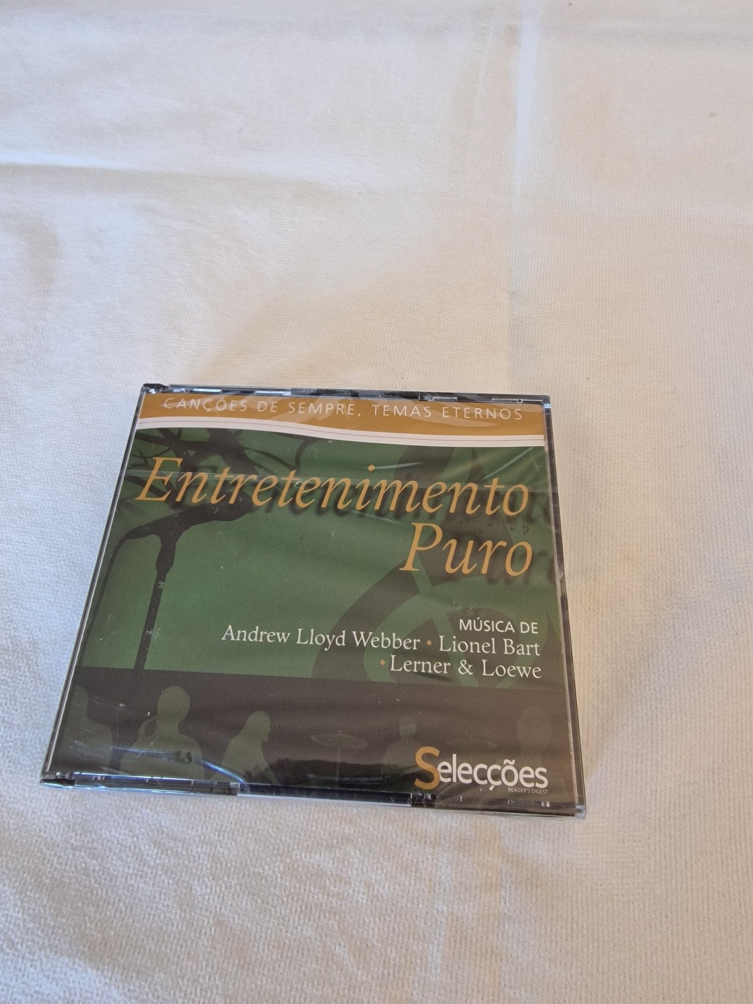 Caixa com 3 CDs de música Temas eternos. Novos