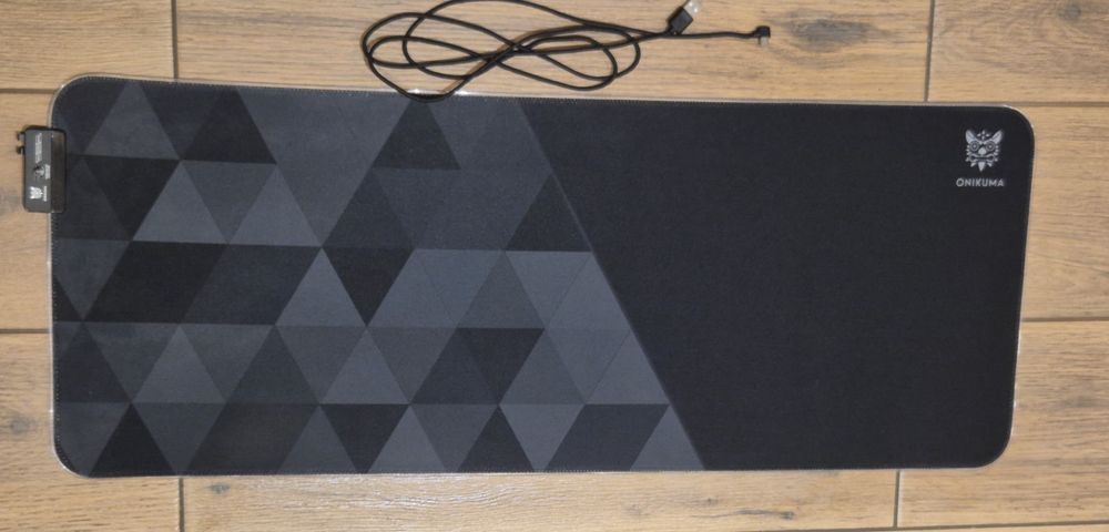 Podkładka gamingowa RGB ONIKUMA MP006 w bardzo dobrym stanie komplet