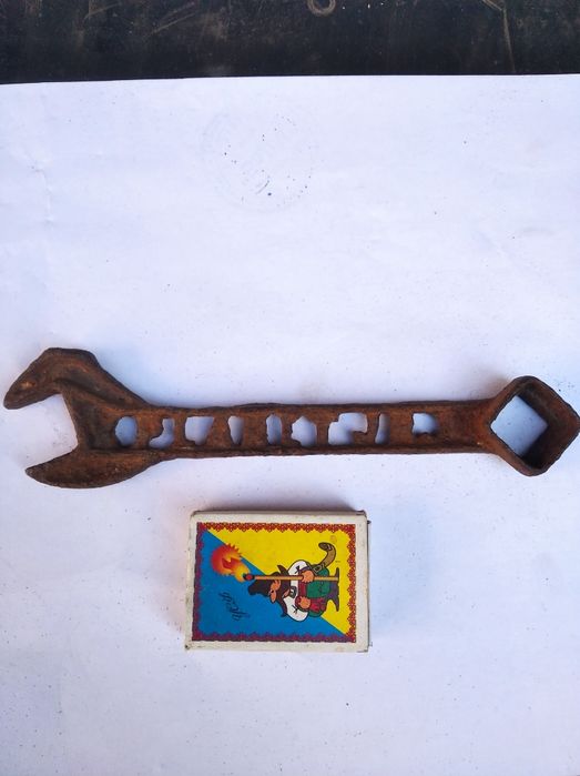 Продам очень старинный рожковой ключ