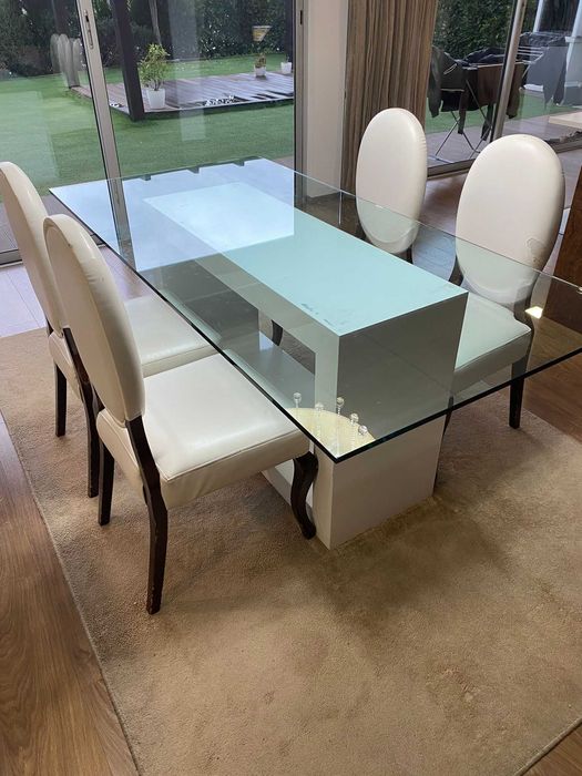 Mesa cadeiras e candeeiro