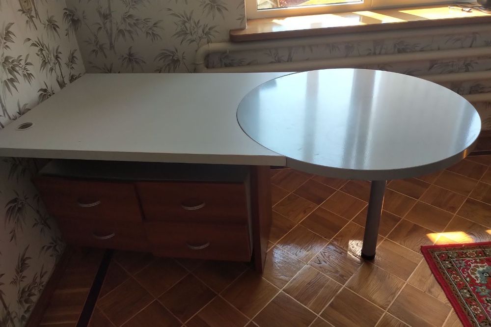 Стол с ящиками