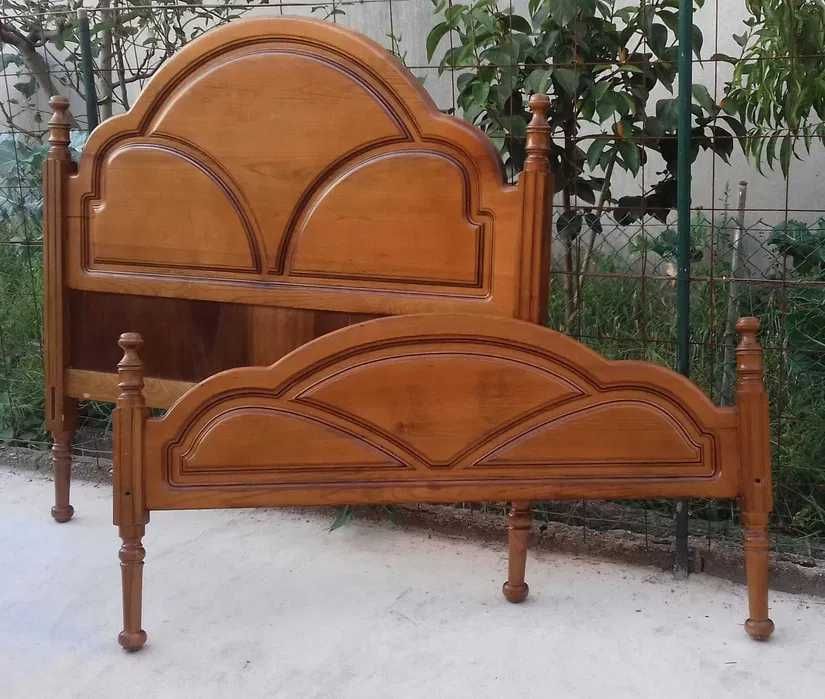 Cama de casal de madeira