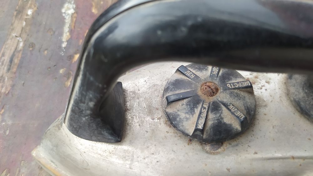 Утюг СССР  с чугунной хромированной подошвой