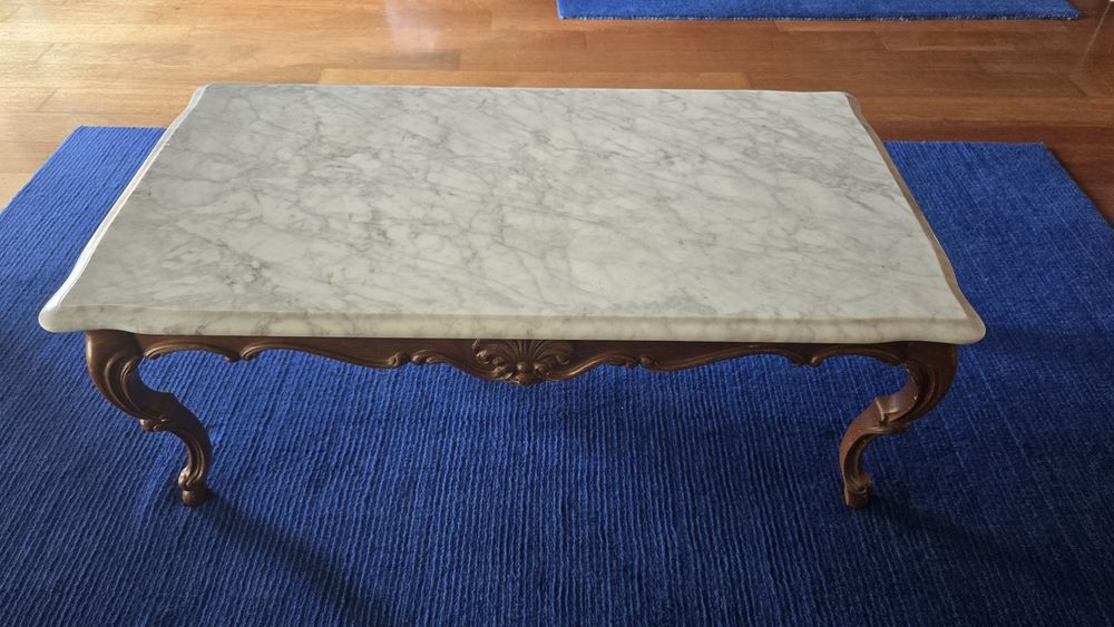 Mesa de apoio com tampo em mármore