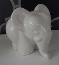 Bialy slonik z ceramiki.
