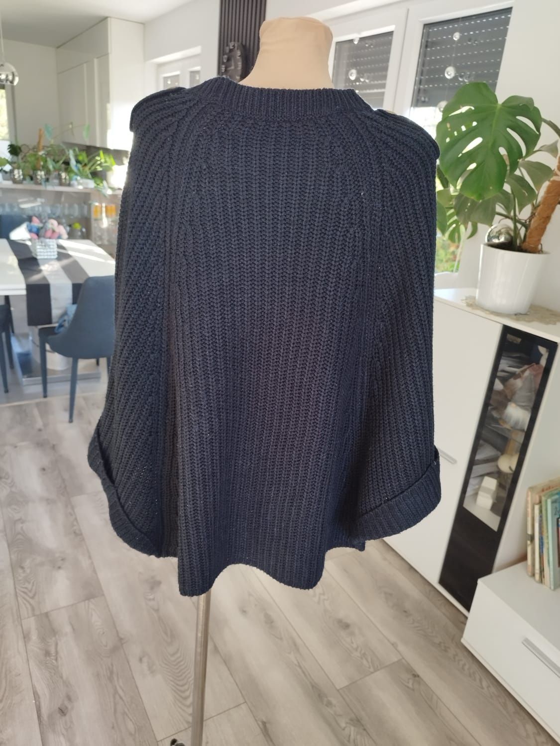 R.uniwersalny czarne poncho sweter narzucany M/L wyprzedaż