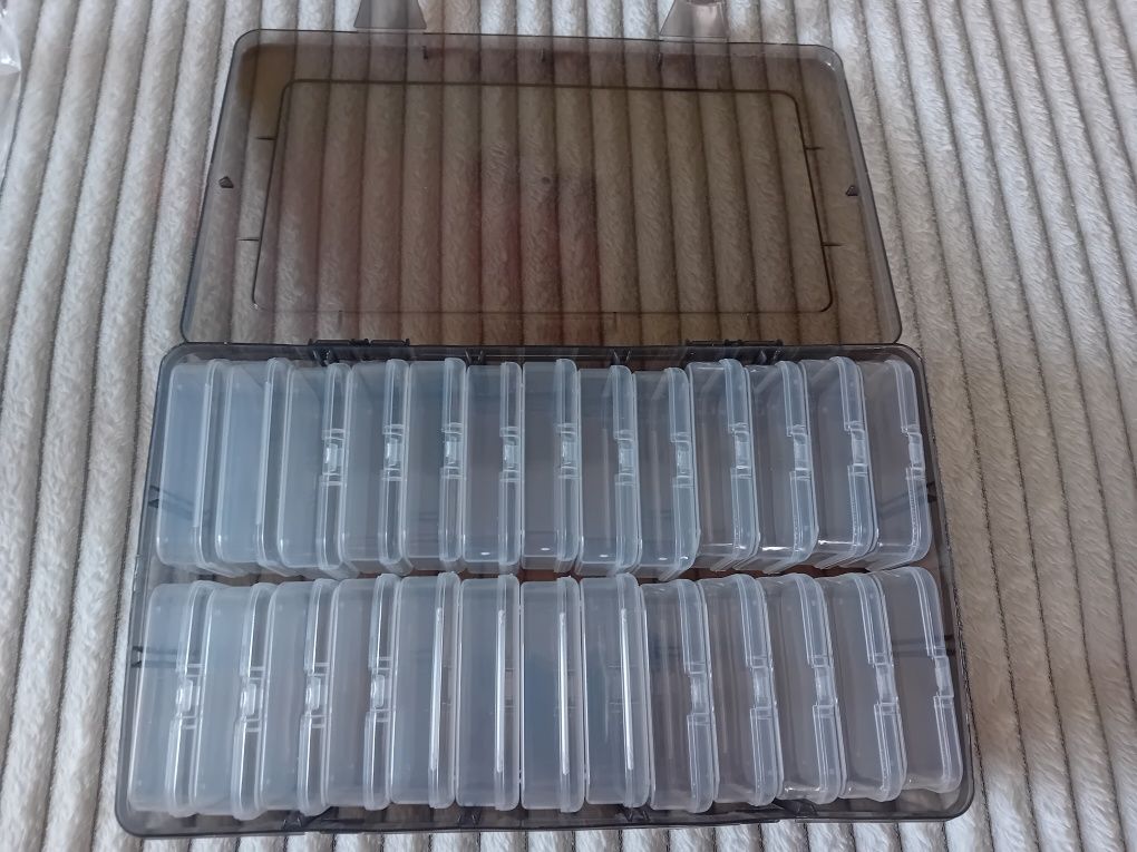 Plastikowy pojemnik z 26szt mniejszych do przechowywania.