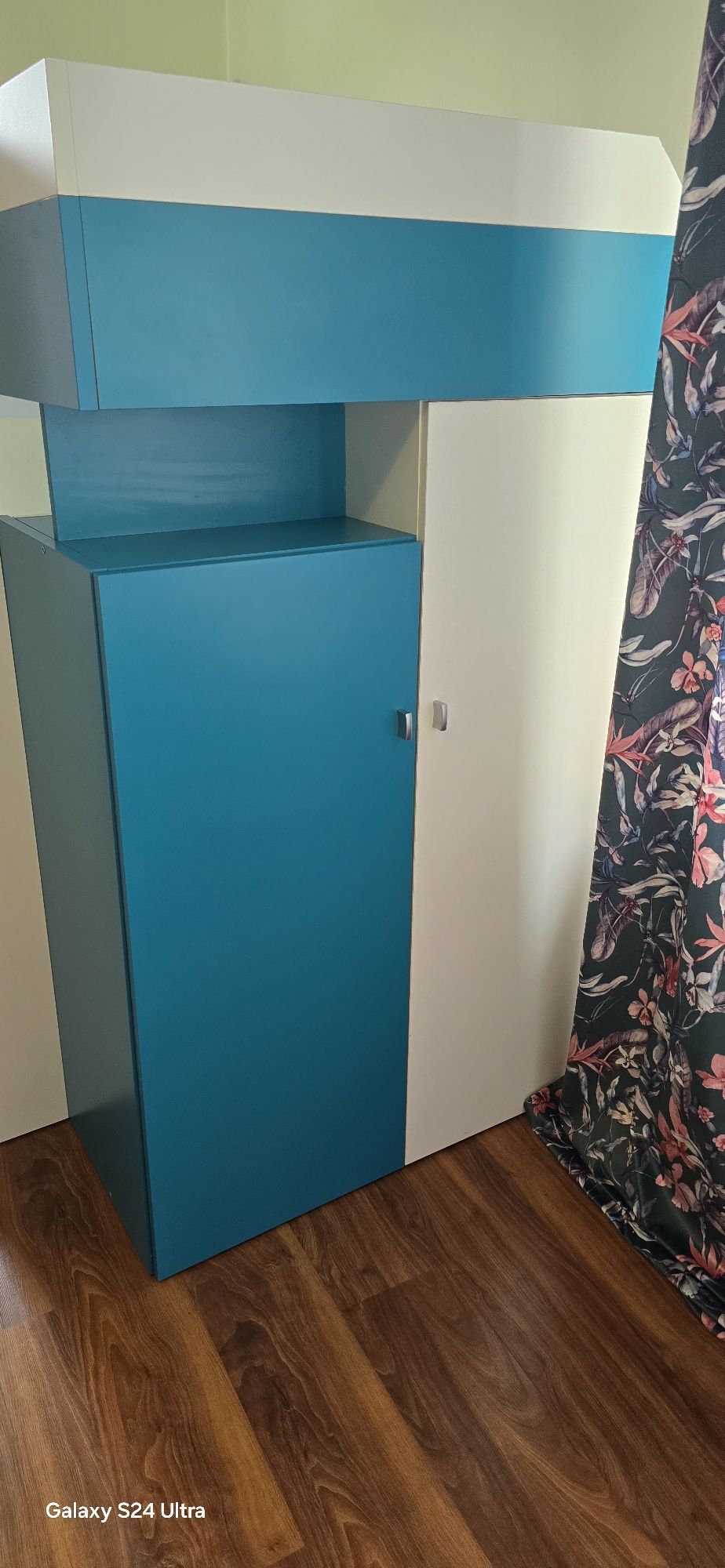 Łóżko piętrowe z biurkiem i szafą