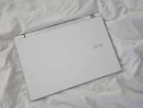 Biały laptop marki Acer