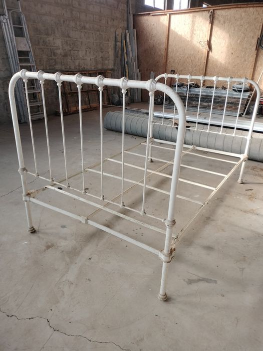 Cama de ferro branca