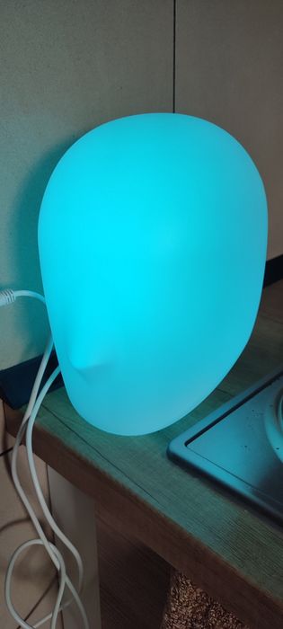 Lampka RGB w kształcie głowy – zmieniająca kolory