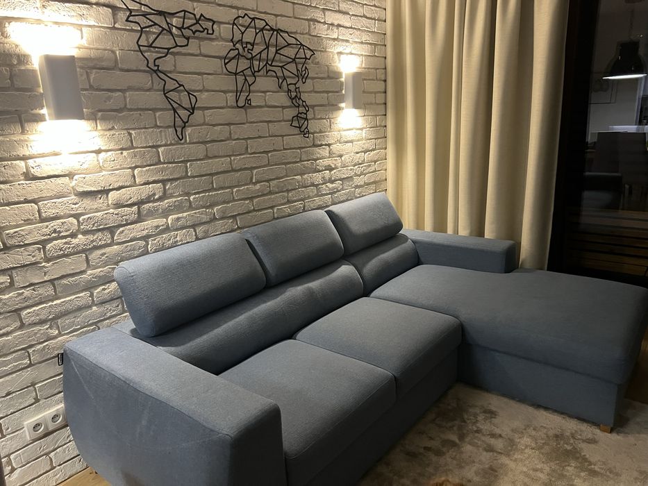 Piękna i nowoczesna sofa z szezlongiem i funkcją spania