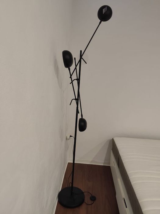 Candeeiro preto com 3 lâmpadas, design elegante