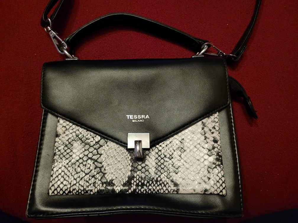 Czarna elegancka torebka z motywem węża Tessra Milano