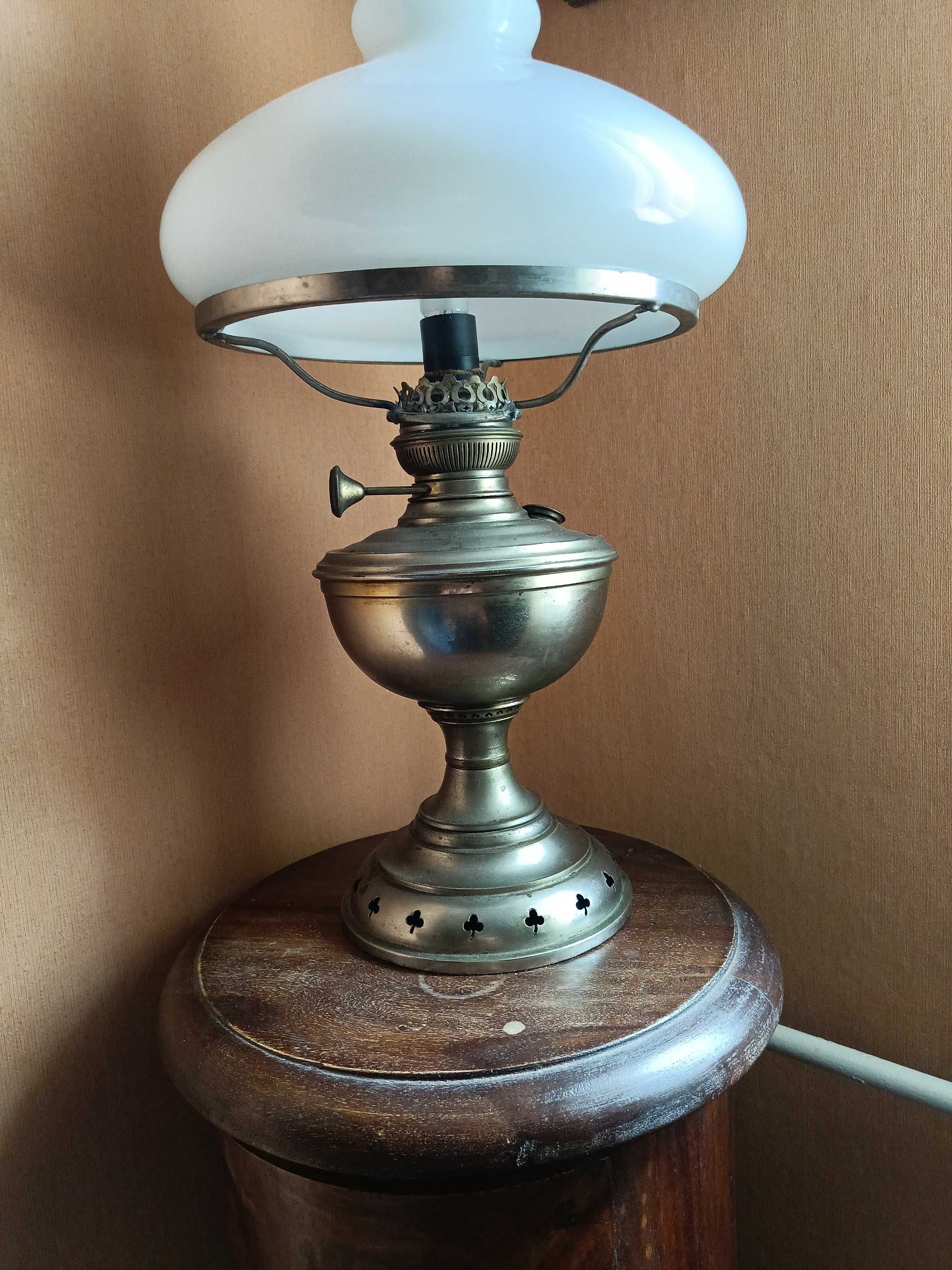 Stara lampa na sekretarzyk