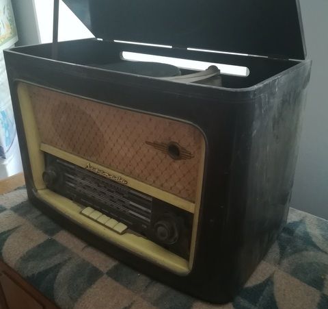 Radioodbiornik Serenada z gramofonem vintage