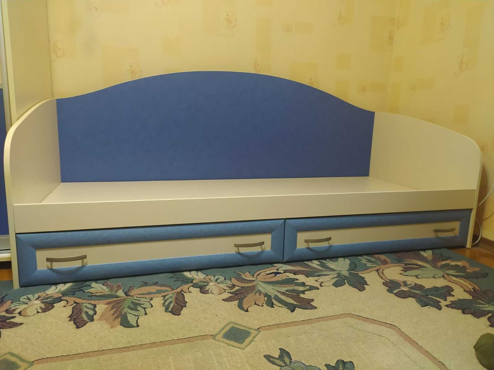 Шкаф-купе  и  кровать (комплект в детскую комнату)