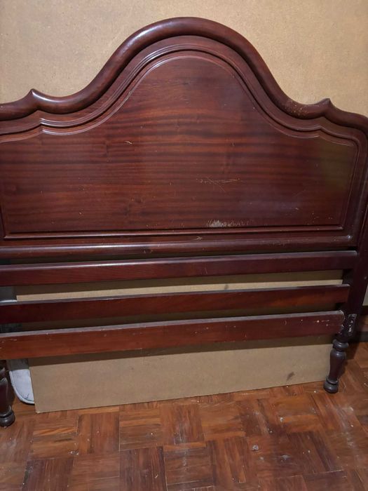 Cama de casal em madeira, sem colchão