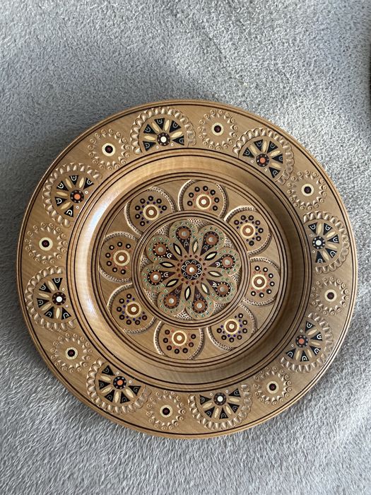 Тарілка дерев‘яна декоративна інкрустована намистом