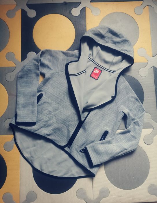 Bluza Nike r. S Asymetryczna, z tyłu dłuższą, zapinana na zamek