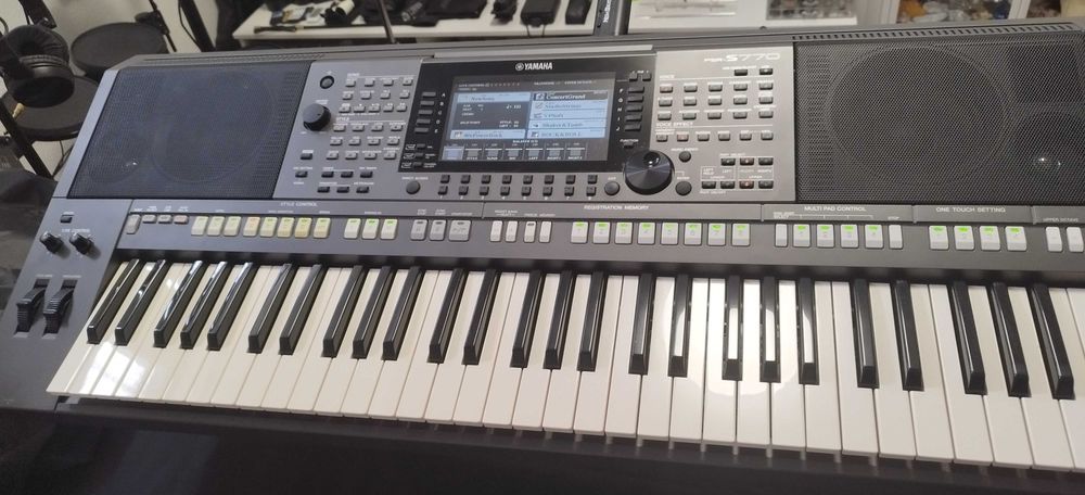 Yamaha PSR S-770 Impecável + Mala Rígida Thon + Dusty Cover