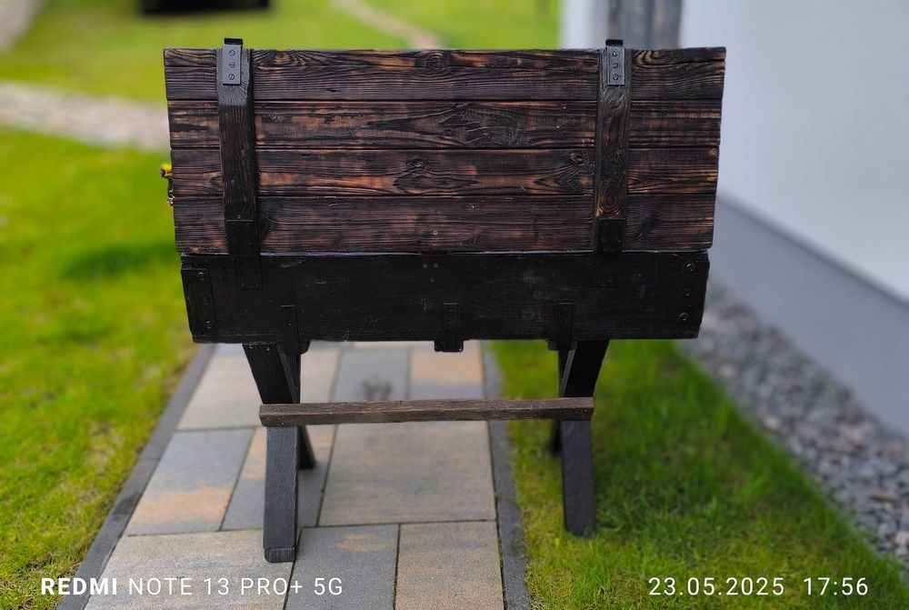 Donica ogrodowa ze starej skrzyni wojskowej – styl i trwałość