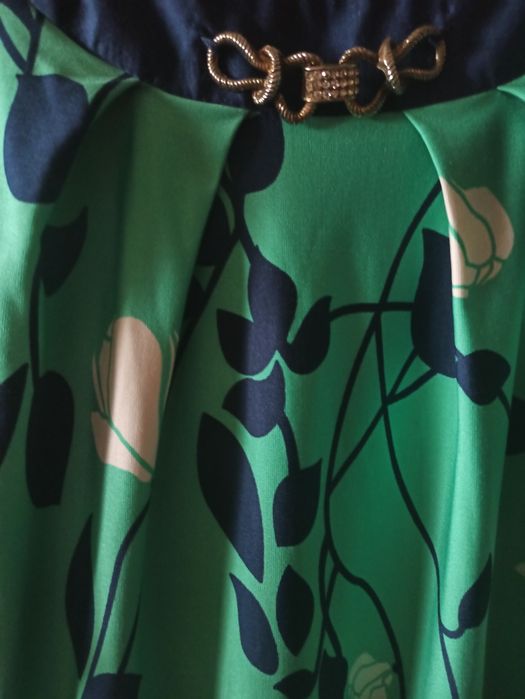 Платье с коротким рукавом.