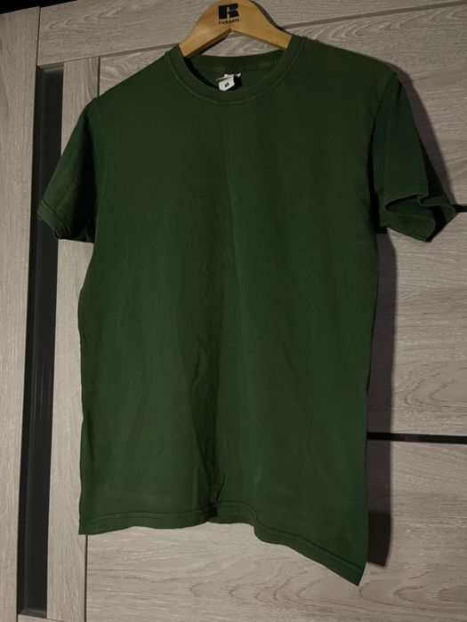 Футболки різних кольорів