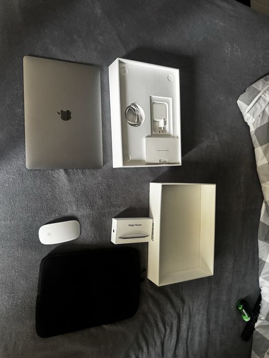 MacBook Air M1 256 GB, 8 GB RAM Magic Mouse  Stan Perfekcyjny