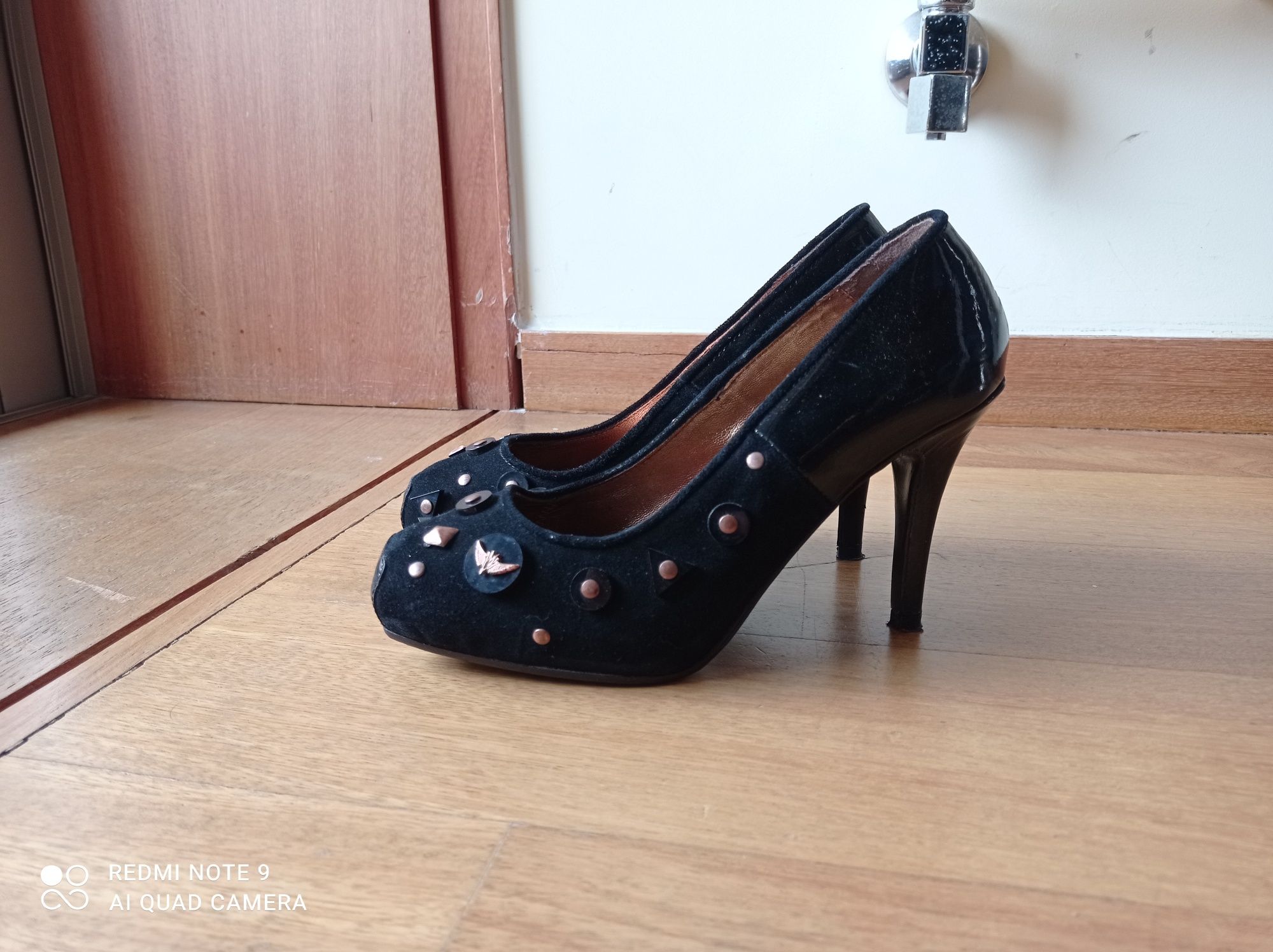 Sapatos pretos do estilista Miguel Vieira