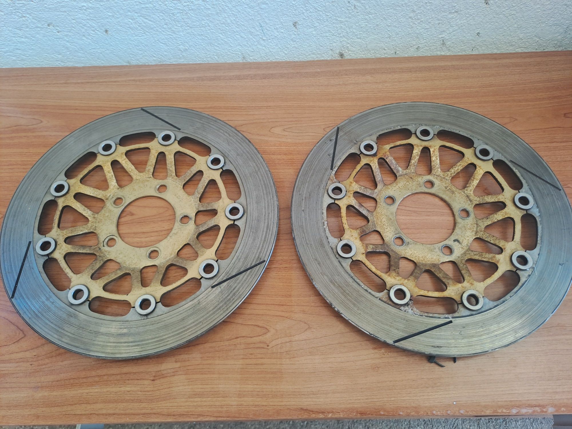 Discos frontais de uma Suzuki RGV250 VJ22