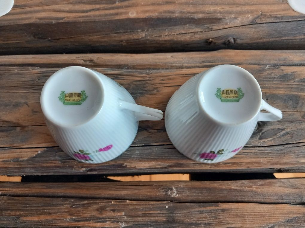 Porcelanowe filiżanki z różanym motywem.