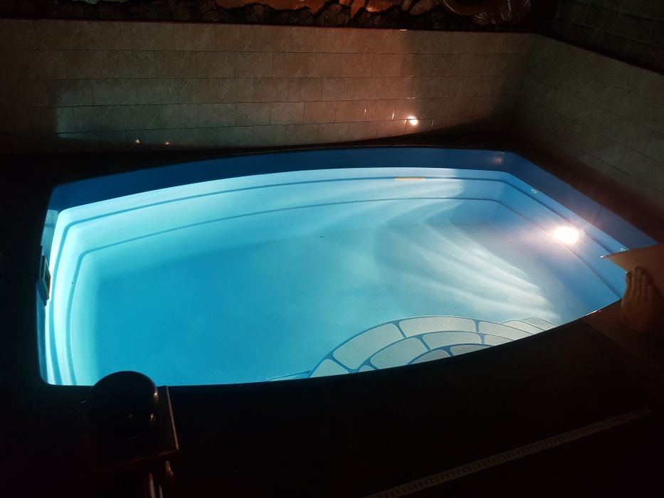 На одній території розташовані 3 бані і  будиночок подобово