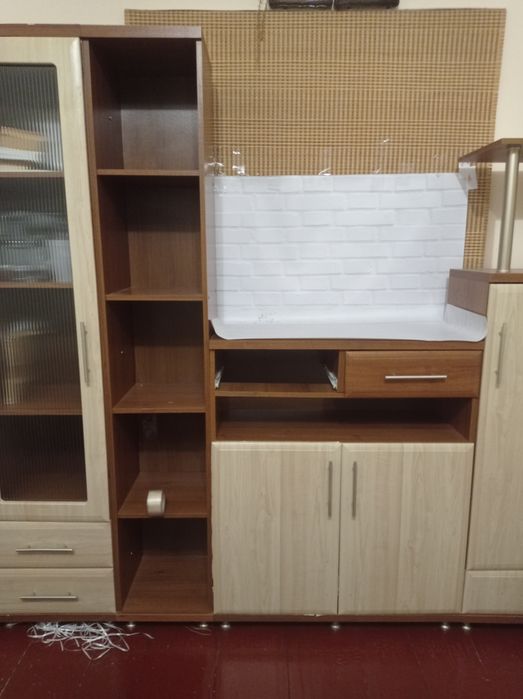 Продам стінку, з поличками та висувними шуфлядами.