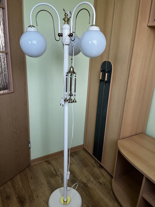 Lampa biała stojąca