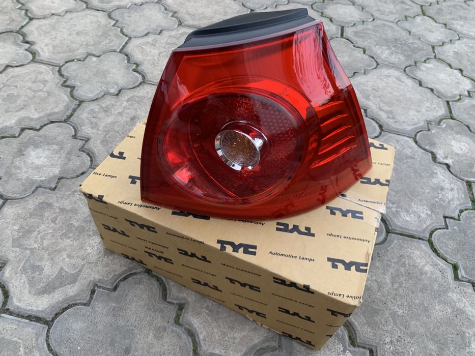 Volkswagen Golf 5 Задній правий стоп (задня фара)