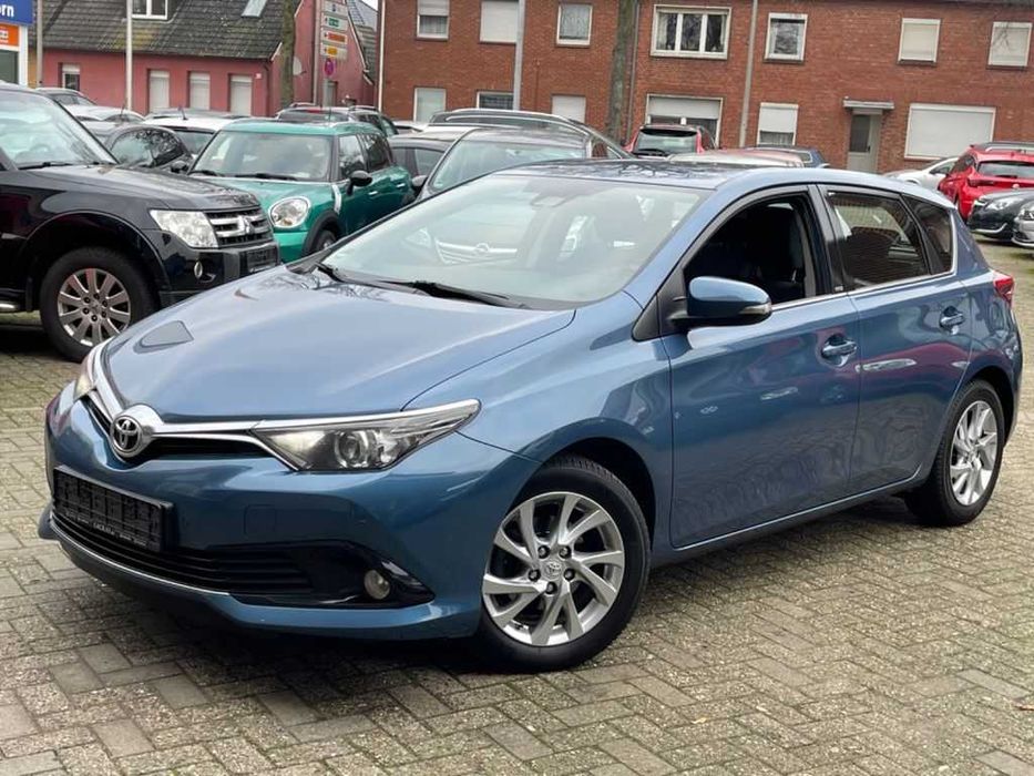 Бампер передній Toyota Auris E18 разборка Тойота Ауріс Е18 запчастини