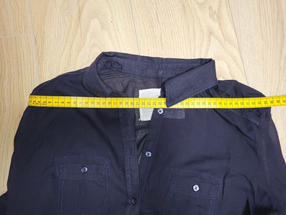 Cieniutka granatowa koszula zapinana