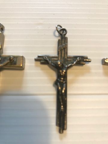 Crucifixos / pendentes em metal