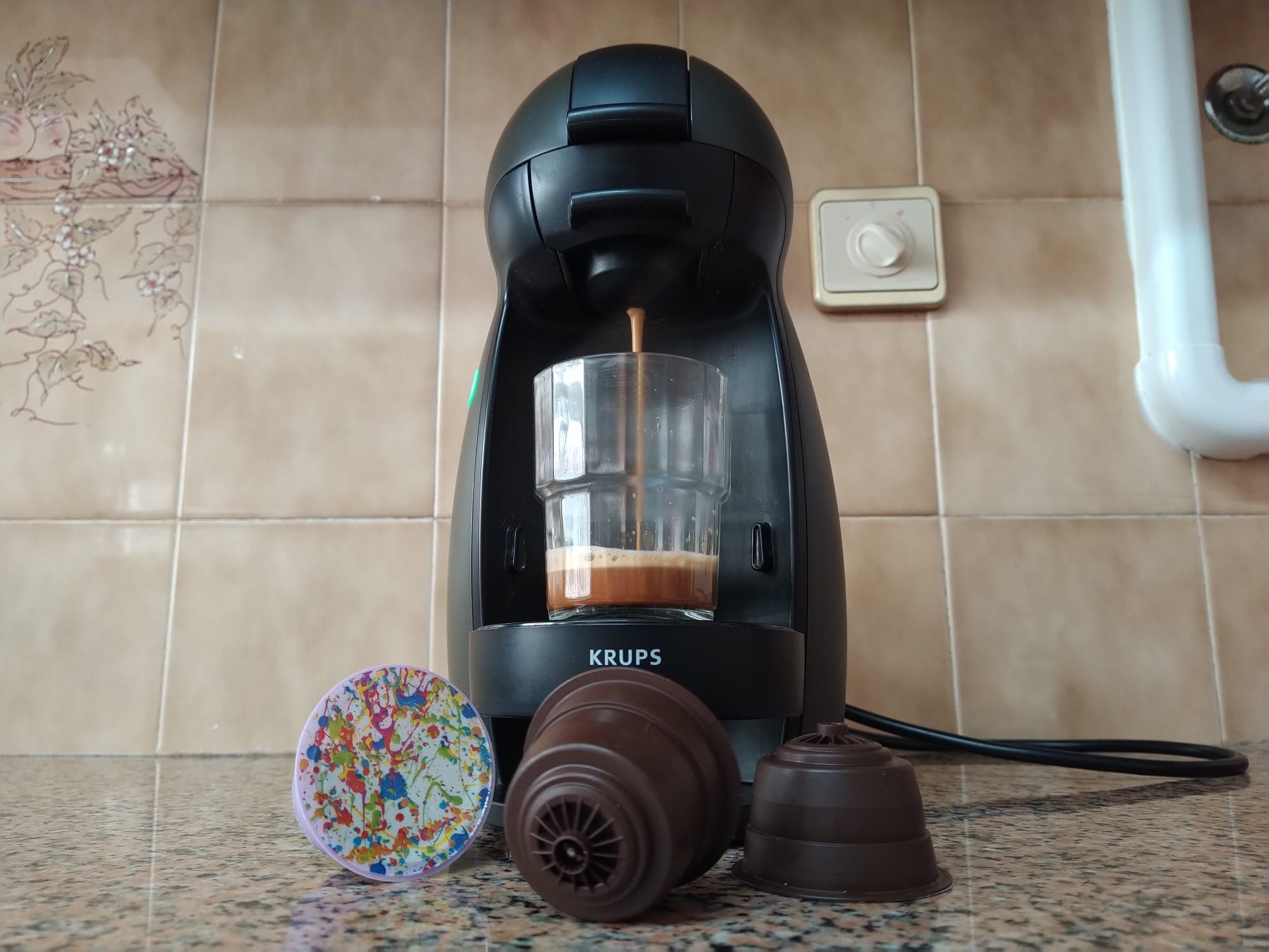 Máquina de café Dolce Gusto Krups cafeteira casa quarto apartamento.